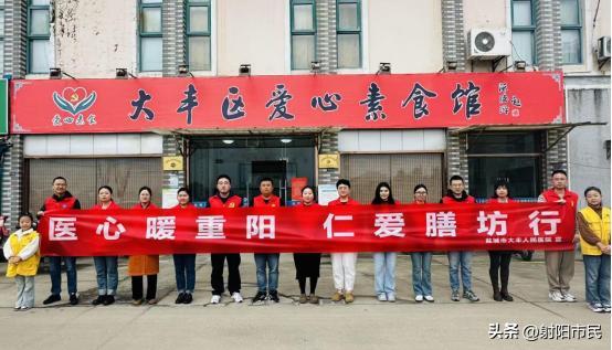 盐城13名志愿者“接管”素食馆：做饭、端菜、还帮爷爷奶奶量血压